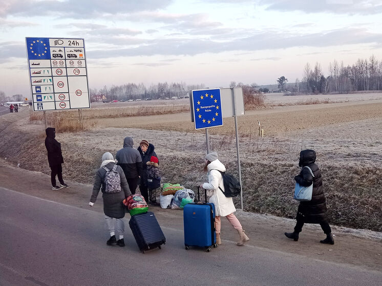 Заборона на виїзд за кордон, яку ввели в Україні, торкнеться тисяч жінок. Через неї кілька депутаток Ради готові скласти мандат &ndash; ЗМІ