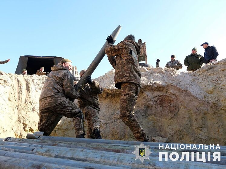 Взрывотехники уничтожили сразу 200 снарядов от "Града", которыми РФ обстреливала Донецкую область. Это одна из самых масштабных ликвидаций. Видео