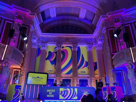 Слоганом "Євробачення 2023" є фраза United By Music, а логотипом електрокардіограма із сердець жовтого, блакитного, синього й рожевого кольорів