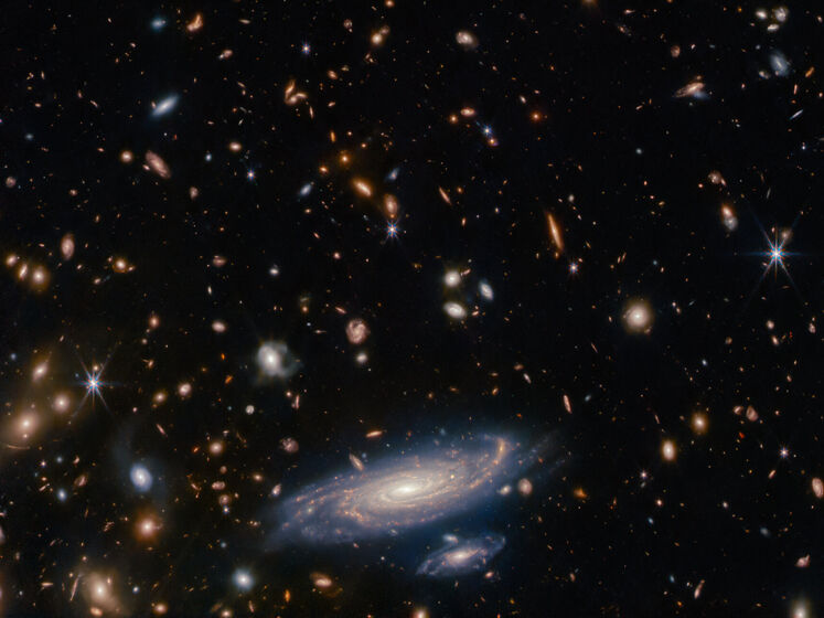 Телескоп James Webb показал фото со множеством галактик