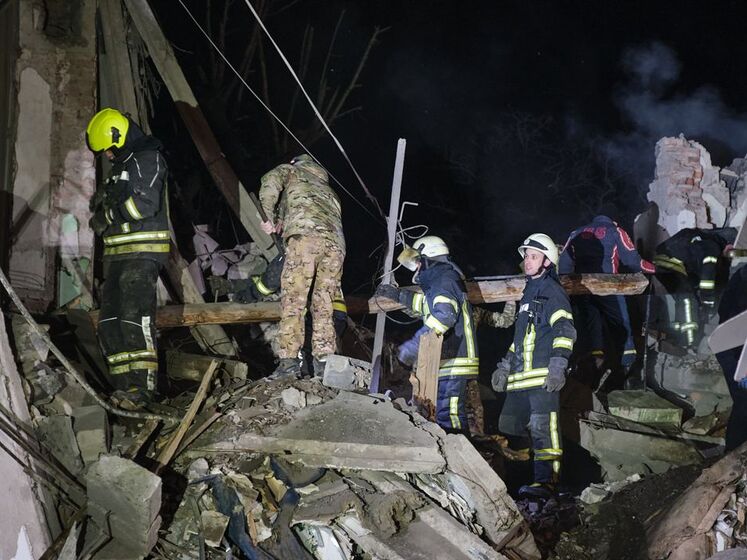 Ракетний удар по Краматорську. Троє людей загинули, 18 осіб дістали травми, з-під завалів удалося дістати двох постраждалих