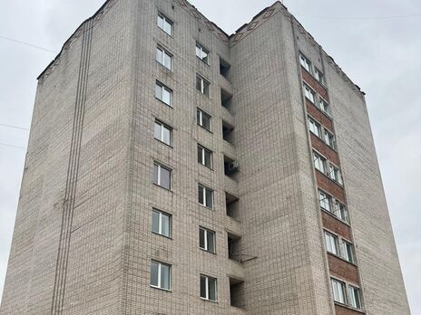 По данным следствия, в ходе ремонта поврежденного оккупантами многоквартирного жилого дома в Ахтырке подозреваемые "присвоили" 1,4 млн грн, рассказали правоохранители