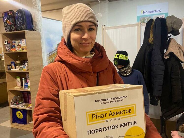 Фонд Рината Ахметова передал мариупольцам в Ужгороде более тысячи гуманитарных наборов