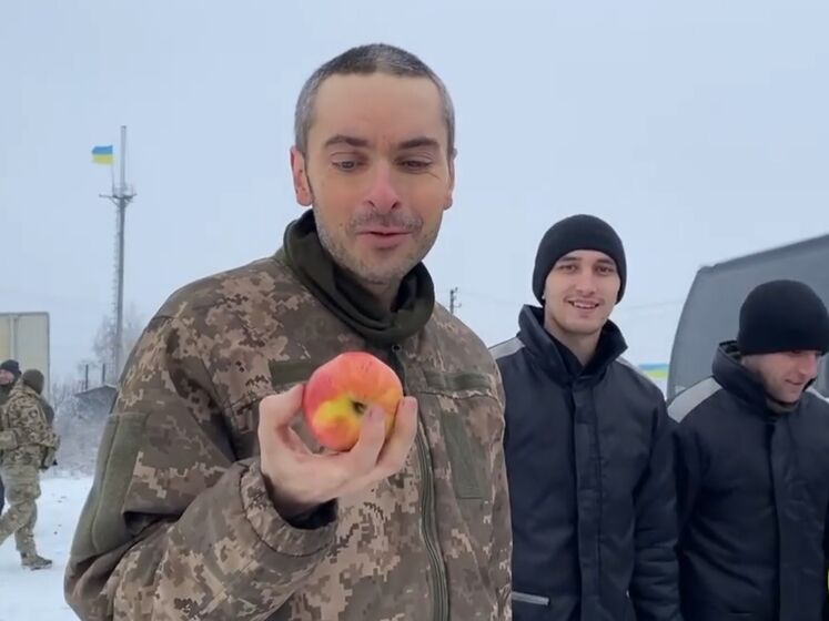 "Первый за год свежий фрукт... Даже страшно!.. Офигенно!" Первые эмоции украинских военных, вернувшихся сегодня из плена. Видео