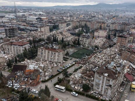 В результате землетрясения в Турции погибло 912 человек