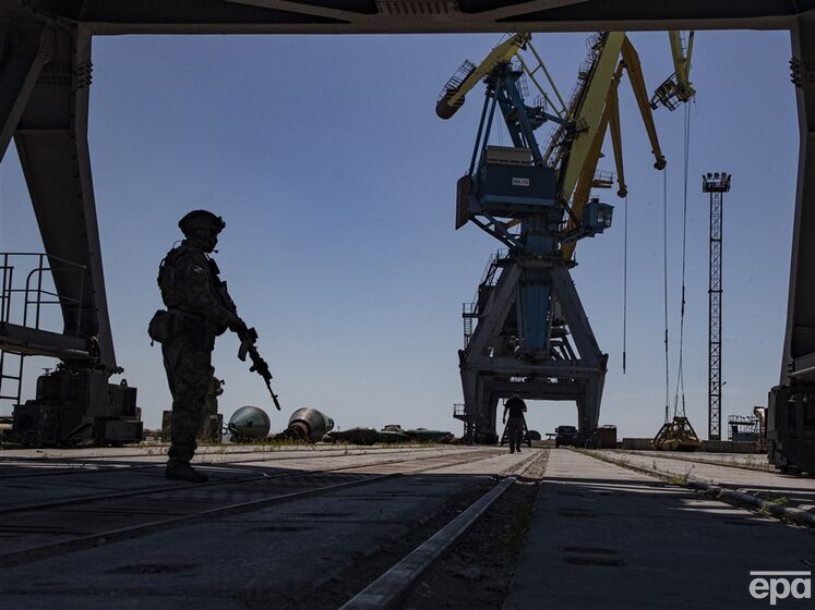 "Мариуполь продолжают накачивать оккупантами". Андрющенко заявил, что россияне задействовали порт для накопления живой силы