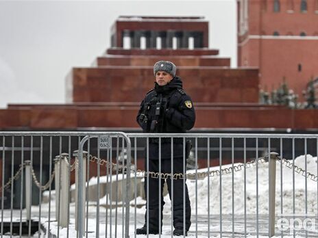 Російські правоохоронці затримали чоловіка, який приблизно опівночі спробував відчинити двері до мавзолею, де лежить тіло Леніна