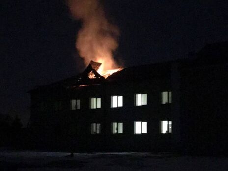 На даху лікарні виникла пожежа