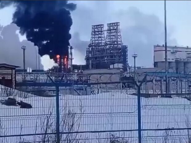 У Росії спалахнув нафтопереробний завод. Відео