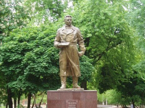 Пам'ятник Чкалову розташований на вулиці Олеся Гончара в Києві