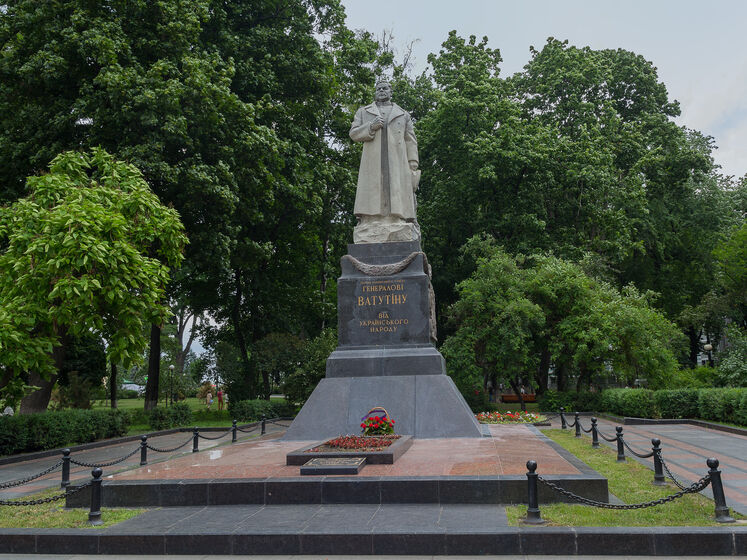 У Києві демонтували пам'ятник Чкалову. Фото