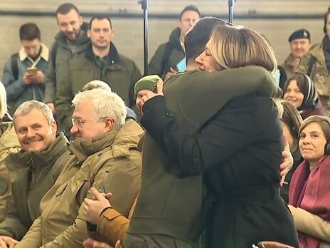 Зеленский сам подошел к репортеру, которая захотела его обнять