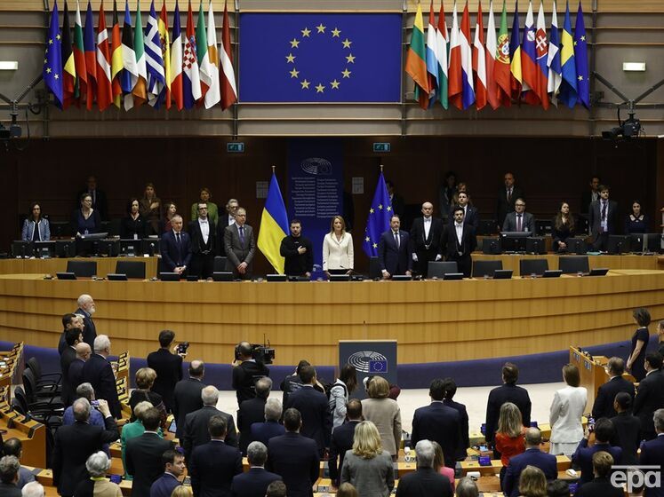 Зеленского в Европарламенте приветствовали овациями и возгласами "Слава Украине!". Видео