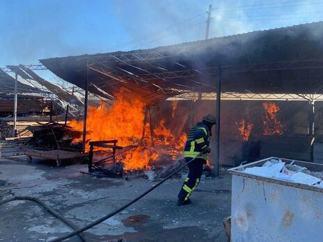 Рятувальники ліквідували полум'я у складському приміщенні магазину в Бериславі, зазначили в Херсонській ОВА