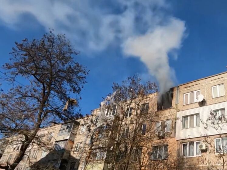 Російські війська з артилерії обстріляли Херсон, влучили у п'ятиповерхівку, виникла пожежа – ОВА