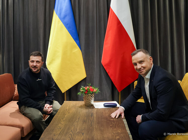 Зеленський, повертаючись в Україну, провів зустріч із Дудою