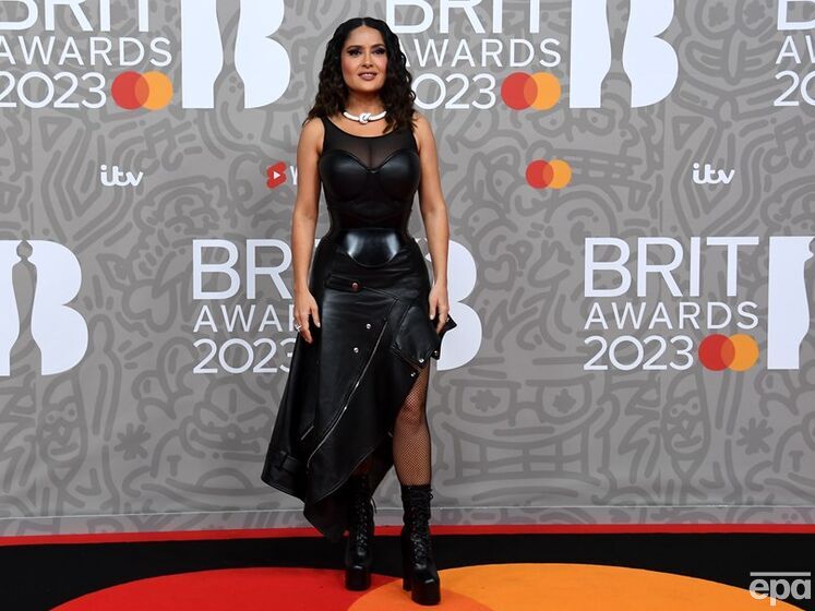 Гаєк перервала фотосесію на червоній доріжці Brit Awards 2023, щоб поправити чоловікові хустку. Відео