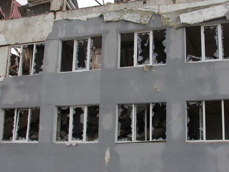 Росіяни й далі руйнують житло і цивільну інфраструктуру в Україні