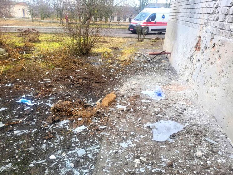 Оккупанты снова обстреляли больницу в Бериславе, один человек получил ранение – ОВА