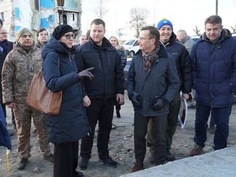 Кристерссон (третий справа) был поражен разрушениями, причиненными российской армией в Киевской области, отметили в ОВА