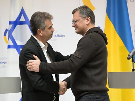 Немає жодної об'єктивної причини, чому Ізраїль і Україна "не повинні стояти пліч-о-пліч", зазначив Кулеба (праворуч) після зустрічі з Коеном