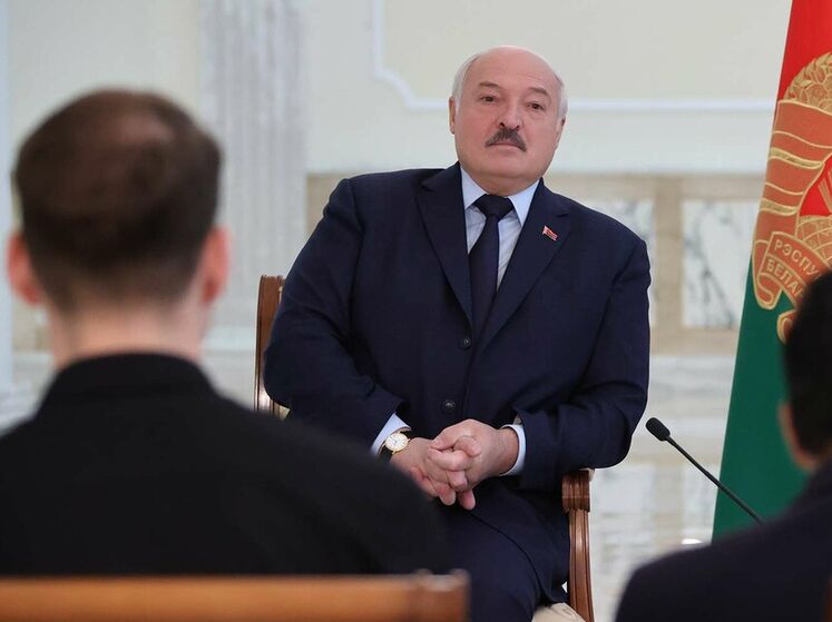 "Зачем в Польшу?" Лукашенко пригласил Байдена в Минск "ради прекращения войны", заверив, что "даже Путин подлетит"