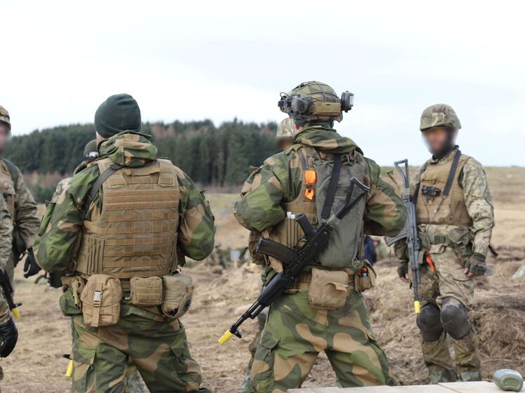 Норвежские инструкторы в Великобритании обучают украинских военных позиционной войне. Фото