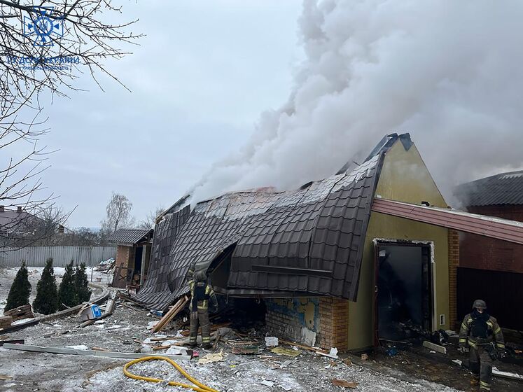На світанку окупанти обстріляли Харківську область. Рятувальники шукають під завалом жінку – ОВА