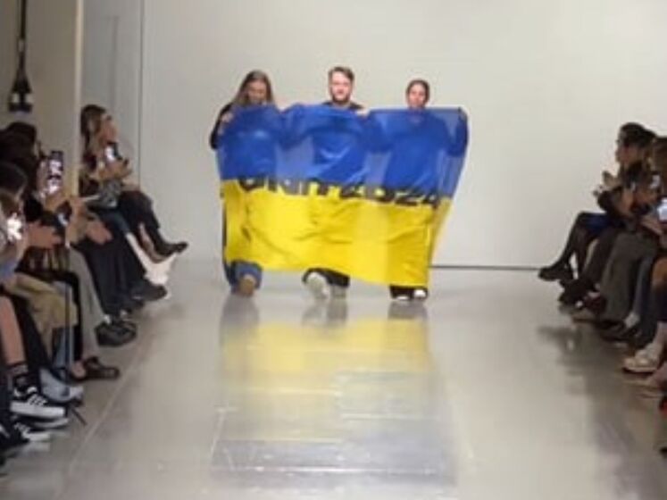 Украинские дизайнеры на Неделе моды в Лондоне вышли на подиум с флагом Украины. Видео