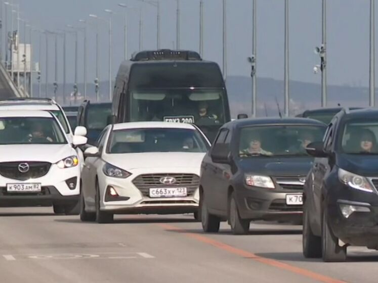 У РФ заявили про повне відкриття Кримського мосту для автомобілів. Одним із перших ним проїхав автобус із "вантажем 200"