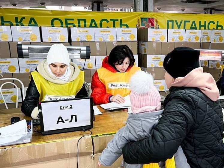 Фонд Рината Ахметова передал в Днепр почти 4 тыс. продуктовых наборов для переселенцев из Луганской области