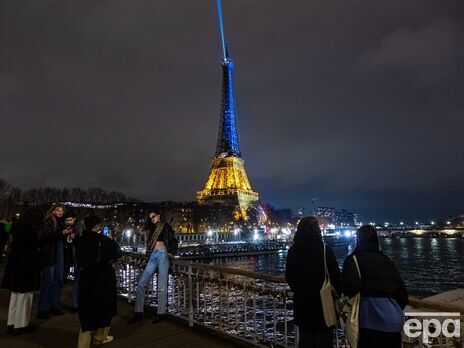 Эйфелеву башню подсветили цветами украинского флага. Мэр Парижа прокомментировала: 