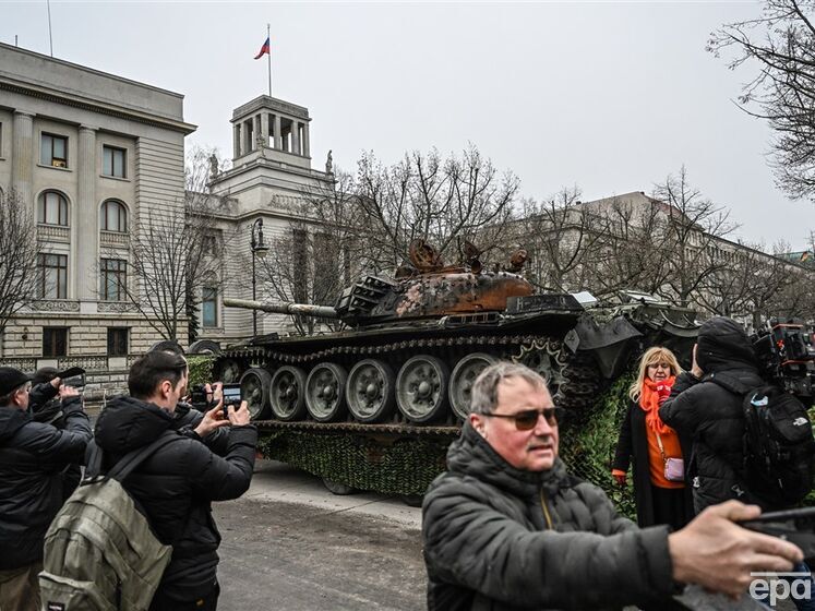 Перед посольством России в Берлине установили подбитый под Бучей танк
