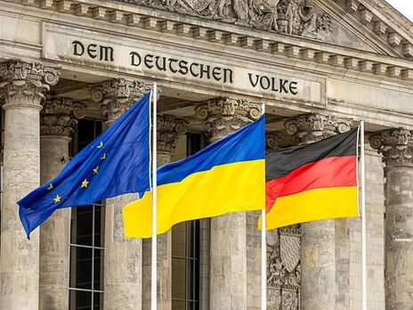 Український прапор підняли над будівлею й перед входом до Бундестагу