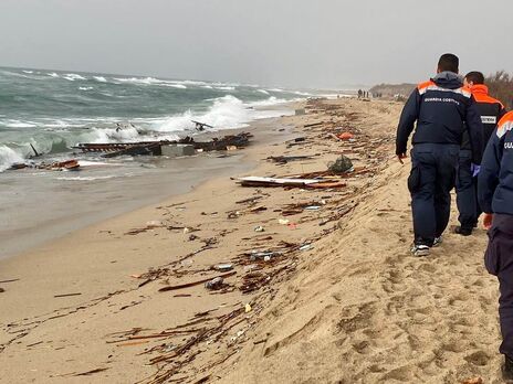 Біля берегів Італії зазнало аварії судно з мігрантами, відомо про загибель 45 людей