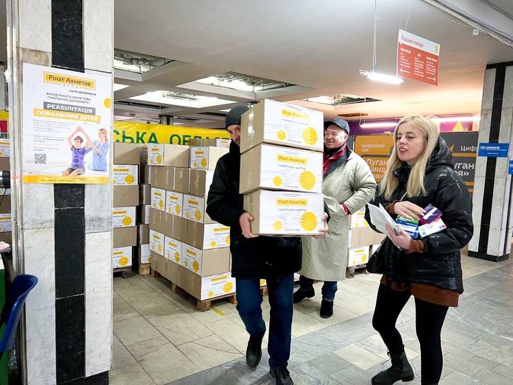 Переселенці з Краматорська отримали у Дніпрі гуманітарну допомогу від Фонду Ріната Ахметова