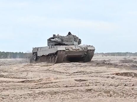 У Польщі приблизно 25 військовослужбовців збройних сил Канади навчають українських військових керувати танками Leopard 2, розповіли в міноборони країни