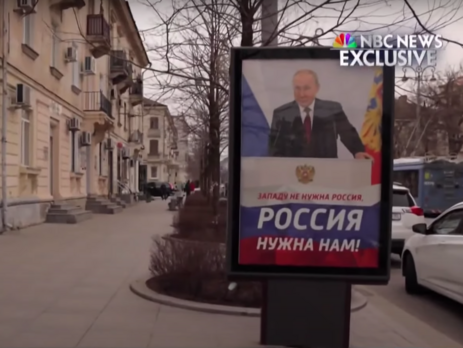 В городе Севастополь много пропагандистской рекламы, говорится в сюжете NBC