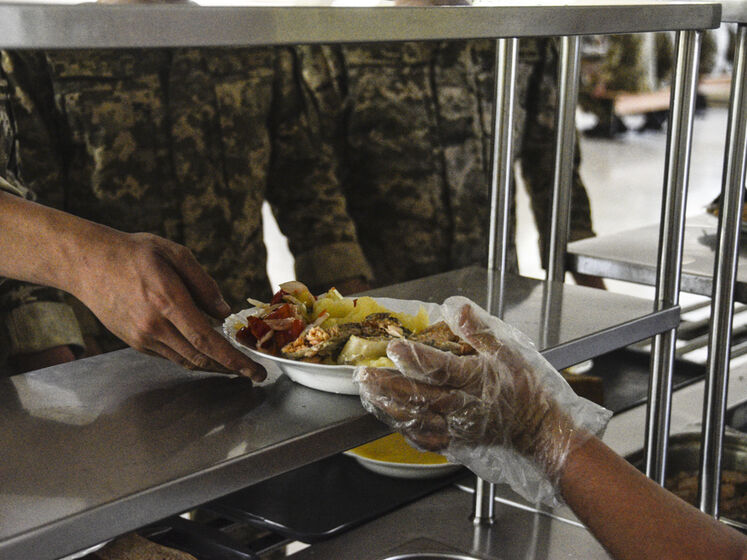 Минобороны обнародовало обновленные договоры на закупку услуги питания для военных. Яйца больше не по 17 грн