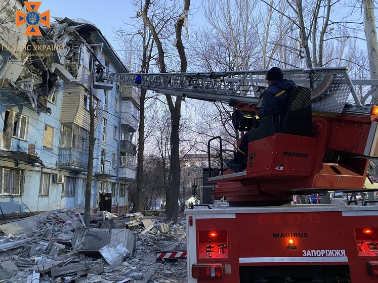 Ракетный удар по Запорожью. Разрушен подъезд пятиэтажки, двое погибших, 11 спасенных, среди них беременная – ГСЧС