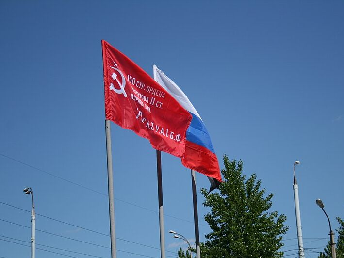 Российские коммунисты хотят заставить школьников еженедельно поднимать "Знамя Победы"