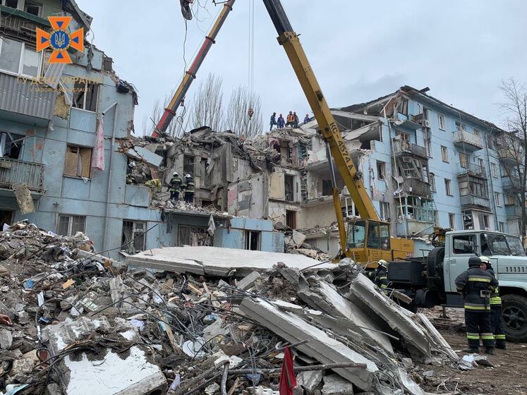Російський обстріл будинку в Запоріжжі. З-під завалів дістали тіла вже п'ятьох загиблих – ДСНС