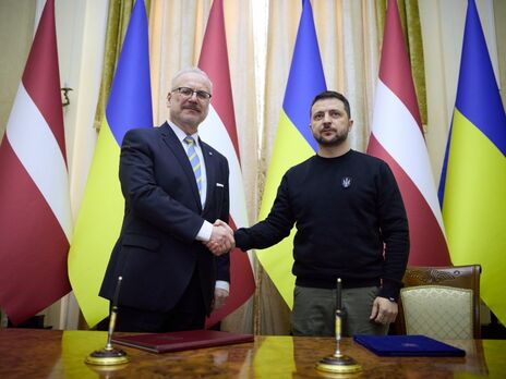 Украина "имеет полное право" вступить в альянсы, отметил на пресс-конференции с Зеленским Левитс (слева)