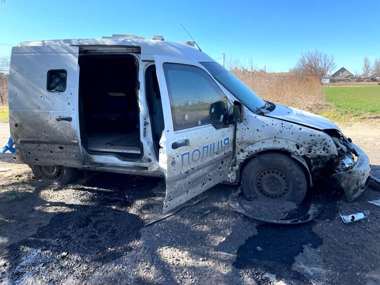 У Херсонській області автомобілі з поліцейськими і волонтерами потрапили під обстріл, є поранені – поліція