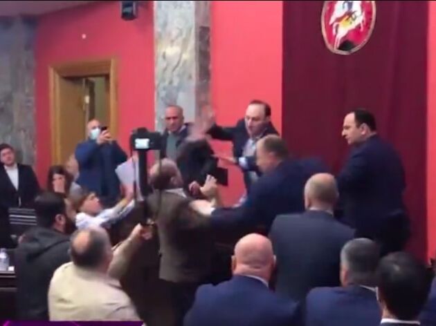 Законопроєкти про "іноагентів" у Грузії. У комітеті побилися депутати, під парламентом – масові протести