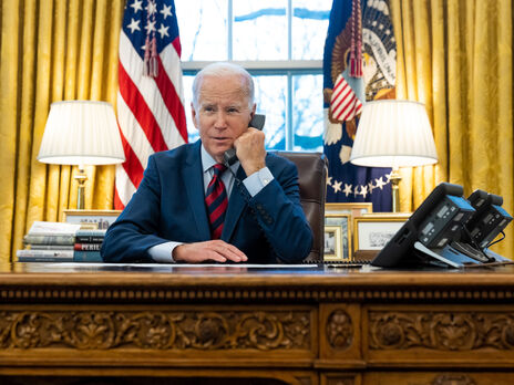 Байден (на фото) и Макрон обсудили свои обязательства продолжать оказывать Украине помощь в области безопасности, отметили в Белом доме