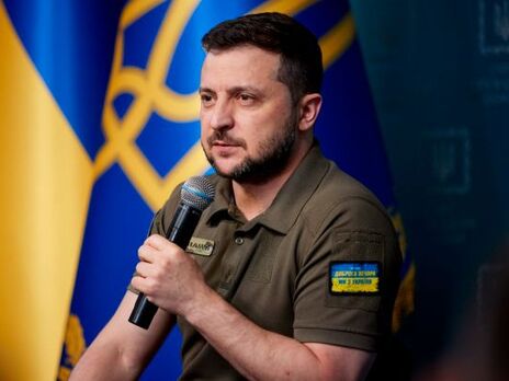 Зеленский поблагодарил за украинские флаги под грузинским парламентом