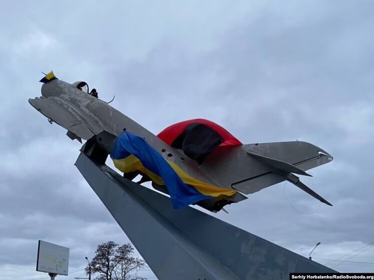 В Бахмуте подорван самолет-памятник Миг-17. Видео