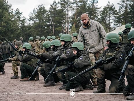 По словам Клименко, сейчас добровольцы "Гвардии наступления" проходят обучение (на фото обучение бойцов "Азова")
