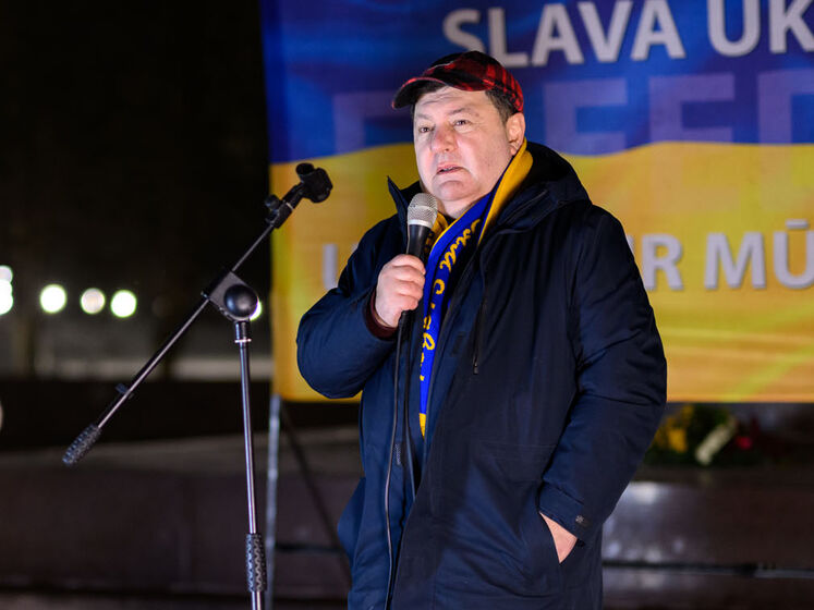 Член ПАРЄ Зінгеріс: 3 грудня 2013 року я був на Майдані, пам'ятаю, Азаров крізь вікно кричав беркутівцям: "Європа – це касовий апарат на кожного з вас! Європа – це коли мужика змушують жити з мужиком. Ви за це?" І вони мукали: "Ні"